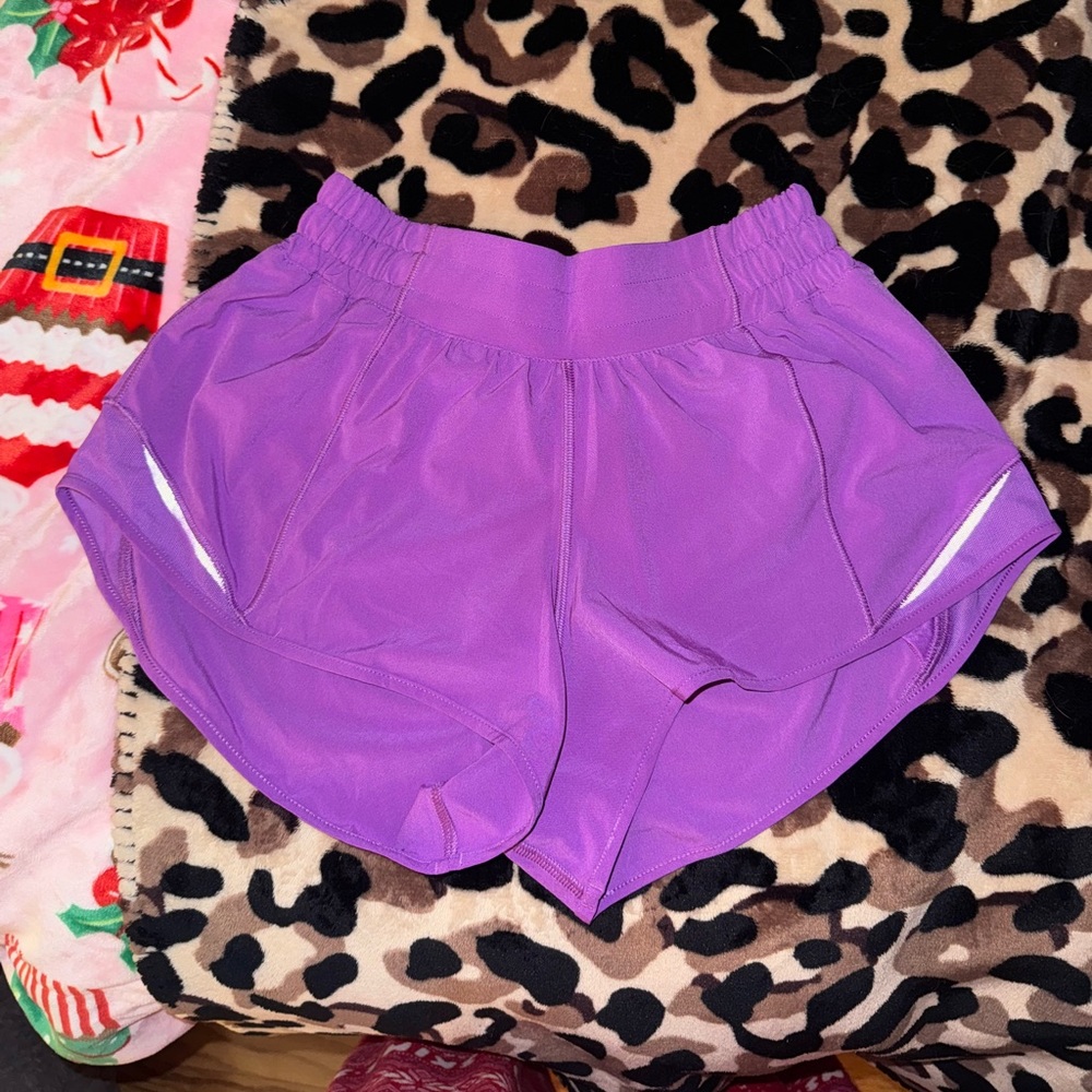Lululemon moonlit magenta hotty hot low rise 2.5 inch short in size 4